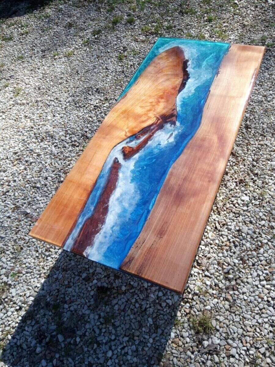 Table Basse « Rivage Tropical » en Merisier, Écorce et Résine Époxy Effet Mer – gros plan sur la finition