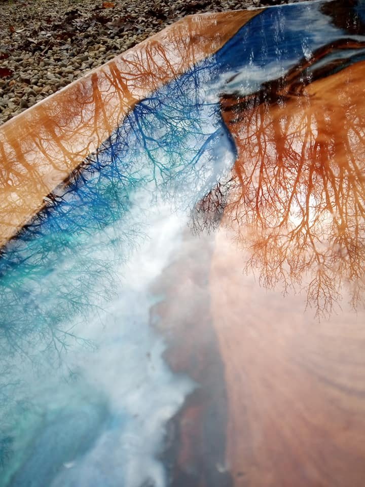 Table Basse « Rivage Tropical » en Merisier, Écorce et Résine Époxy Effet Mer – vue de côté