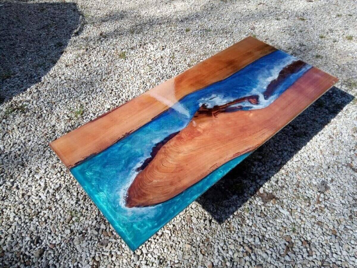 Table Basse « Rivage Tropical » en Merisier, Écorce et Résine Époxy Effet Mer