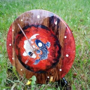 Horloge Artisanale Koi Yin Yang en Chêne et Résine Époxy (Ø 28cm) – vue de détail