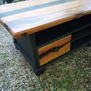Table Basse Relookée IKEA : Plateau Noyer 80×110 & Résine Époxy Noir – vue de détail