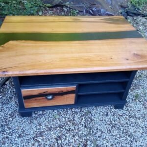 Table Basse Relookée IKEA : Plateau Noyer 80×110 & Résine Époxy Noir