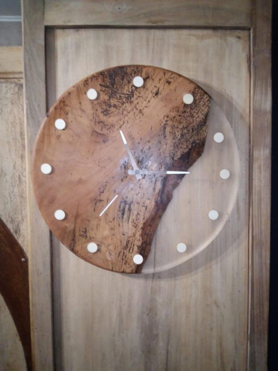 Horloge Murale Artisanale en Noyer Clair & Résine Époxy (Ø 40cm)