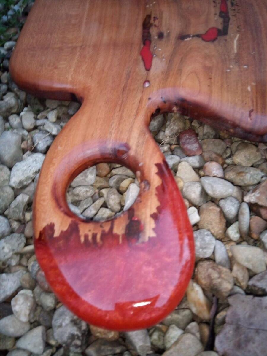 Planche à Découper Artisanale Bois Massif & Résine Époxy Rouge – vue de détail
