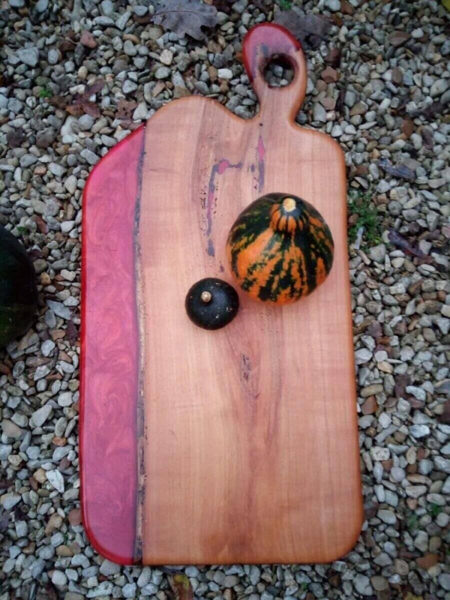 Planche à Découper Artisanale Bois Massif & Résine Époxy Rouge – vue d’ensemble