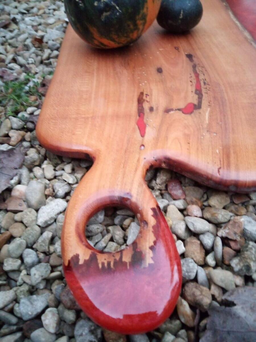 Planche à Découper Artisanale Bois Massif & Résine Époxy Rouge – gros plan sur la finition
