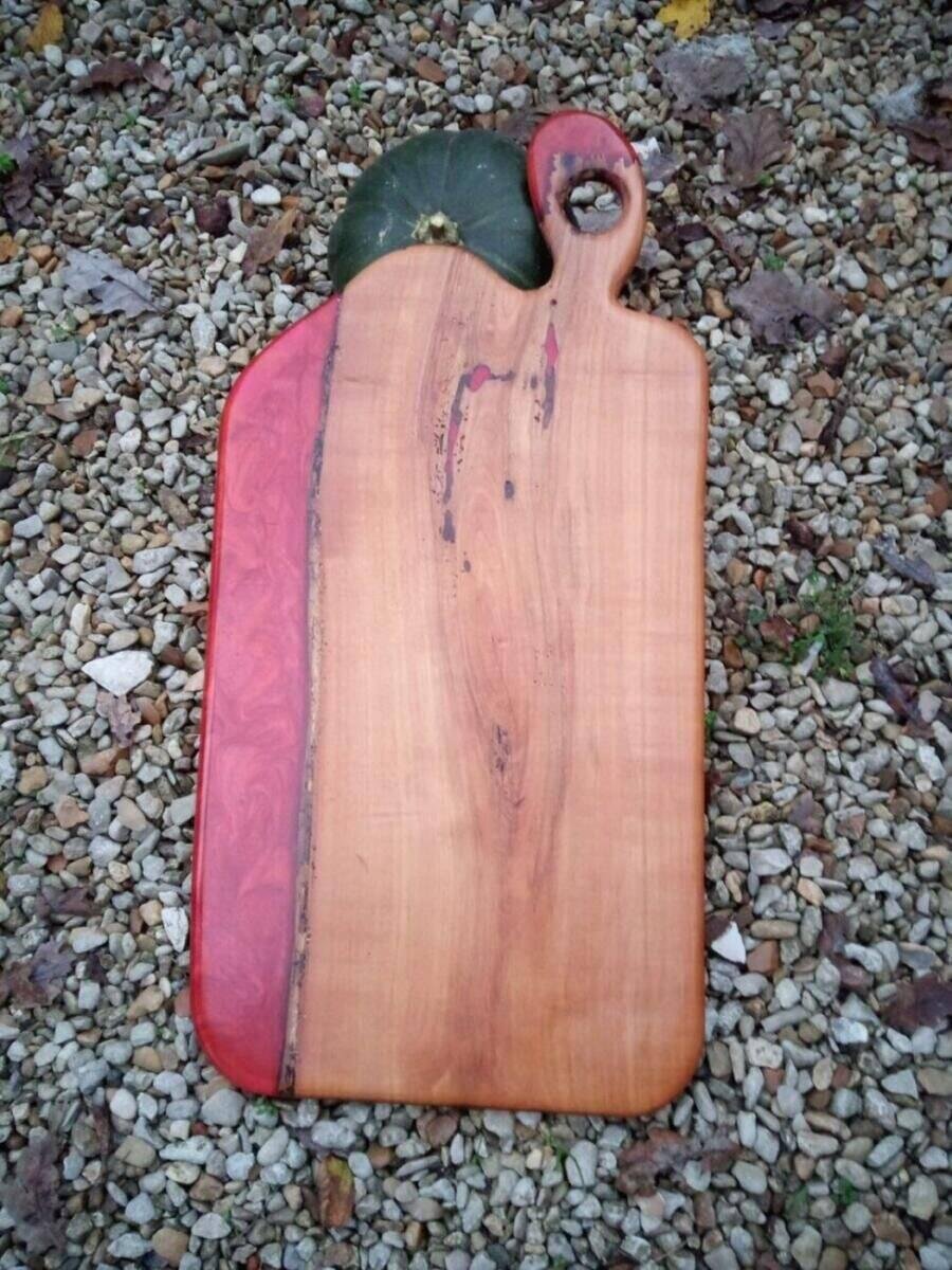 Planche à Découper Artisanale Bois Massif & Résine Époxy Rouge