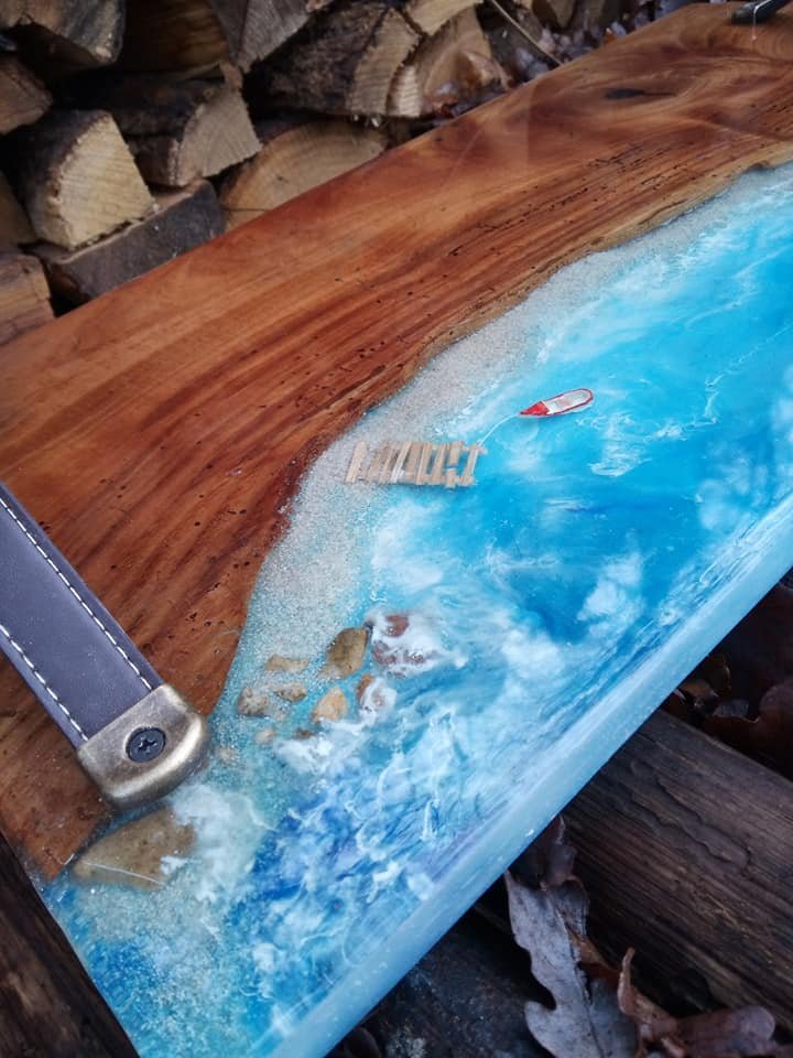 Plateau de Service 54×28 en Orme Ancien et Résine Époxy (Décor 3D Bord de Mer) – vue de détail