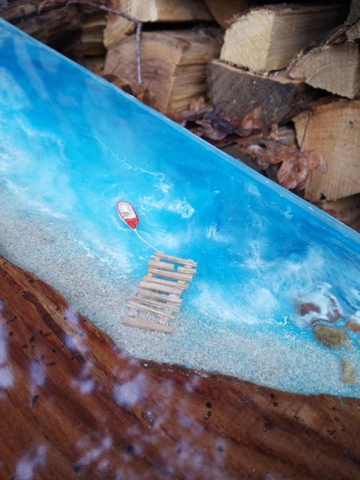 Plateau de Service 54×28 en Orme Ancien et Résine Époxy (Décor 3D Bord de Mer) – vue d’ensemble