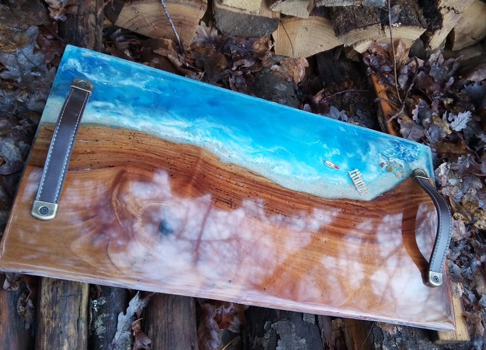 Plateau de Service 54×28 en Orme Ancien et Résine Époxy (Décor 3D Bord de Mer) – mise en situation