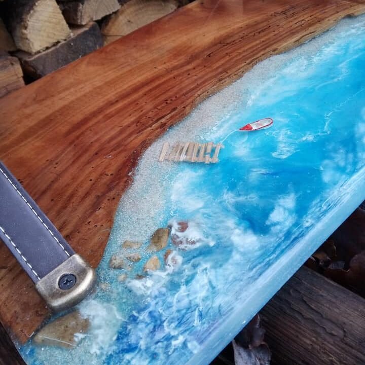 Plateau de Service 54×28 en Orme Ancien et Résine Époxy (Décor 3D Bord de Mer)