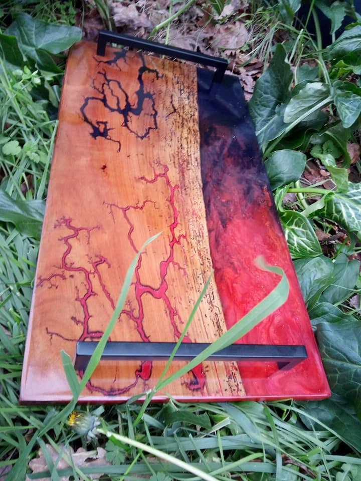 Plateau de service 54×28 en vieux noyer et résine epoxy (Gravure Lichtenberg Rouge/Noir) – vue de détail