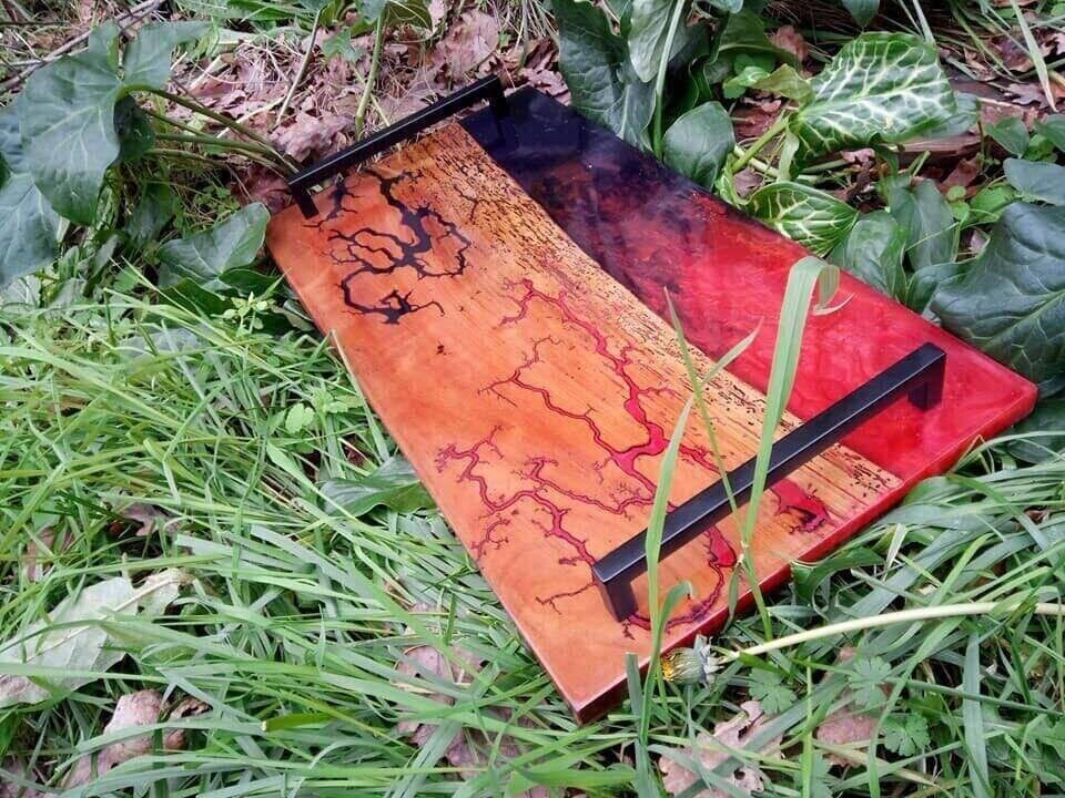 Plateau de service 54×28 en vieux noyer et résine epoxy (Gravure Lichtenberg Rouge/Noir) – vue d’ensemble