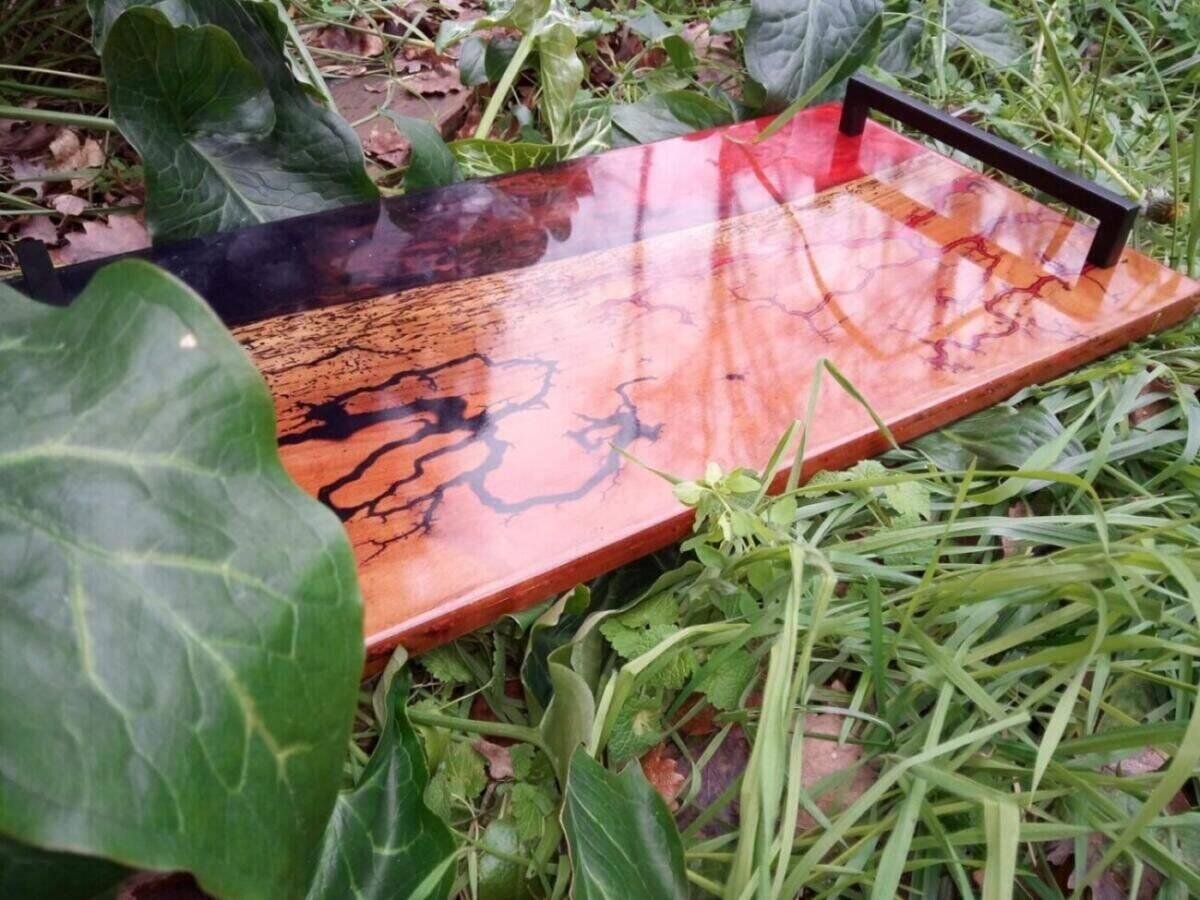 Plateau de service 54×28 en vieux noyer et résine epoxy (Gravure Lichtenberg Rouge/Noir) – gros plan sur la finition