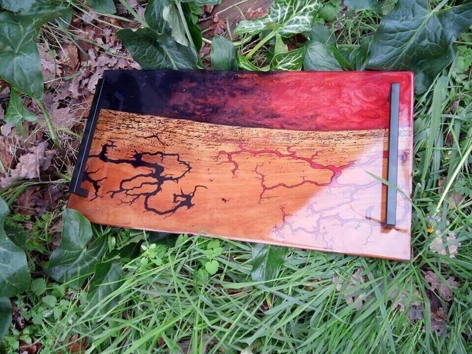 Plateau de service 54×28 en vieux noyer et résine epoxy (Gravure Lichtenberg Rouge/Noir)