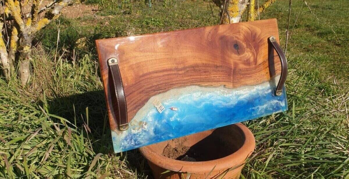 Plateau de Service 54×28 en Orme Ancien et Résine Époxy (Décor 3D Bord de Mer) – vue 8