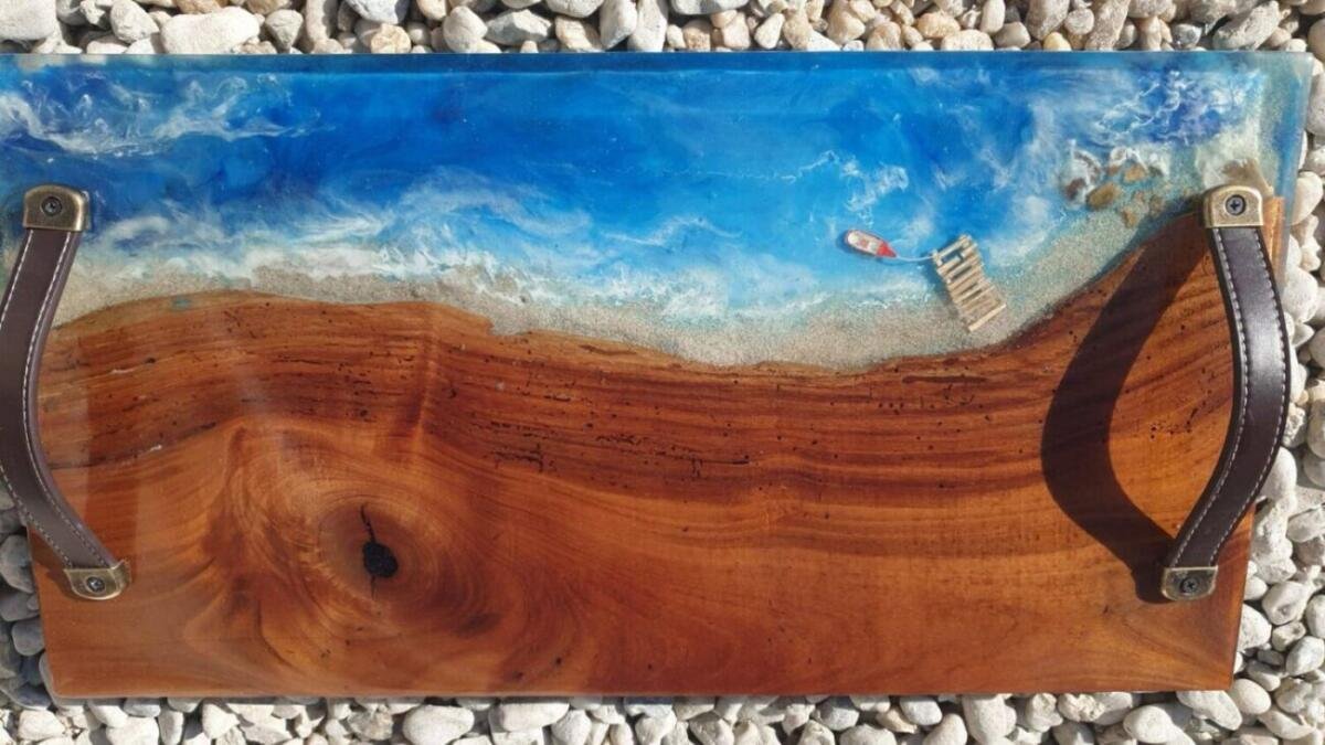 Plateau de Service 54×28 en Orme Ancien et Résine Époxy (Décor 3D Bord de Mer) – vue 9