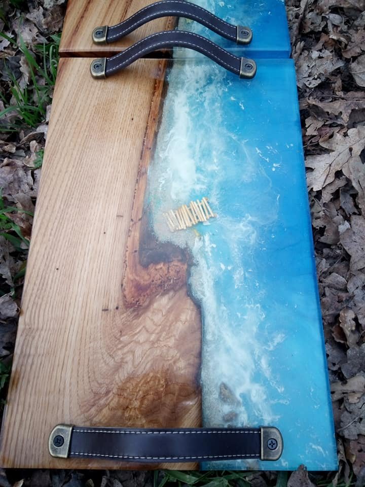 Duo de Plateaux de Service « Rives Marines » en Chêne Massif et Résine Époxy (2x 40×25 cm) – vue de côté