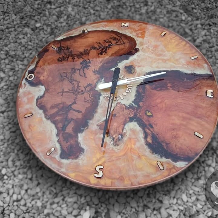 Horloge Murale XXL « Vague » en Racine de Merisier et Résine Époxy (Ø 50cm)