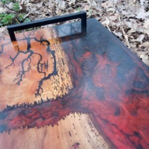 Plateau de Service Artisanat en Vieux Noyer, Résine Époxy Rouge & Gravure Lichtenberg – vue de détail