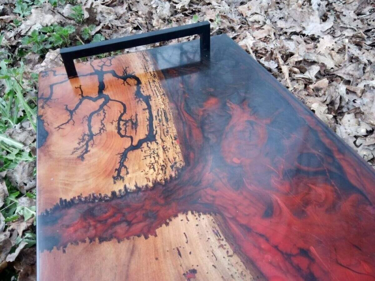 Plateau de Service Artisanat en Vieux Noyer, Résine Époxy Rouge & Gravure Lichtenberg – vue de détail