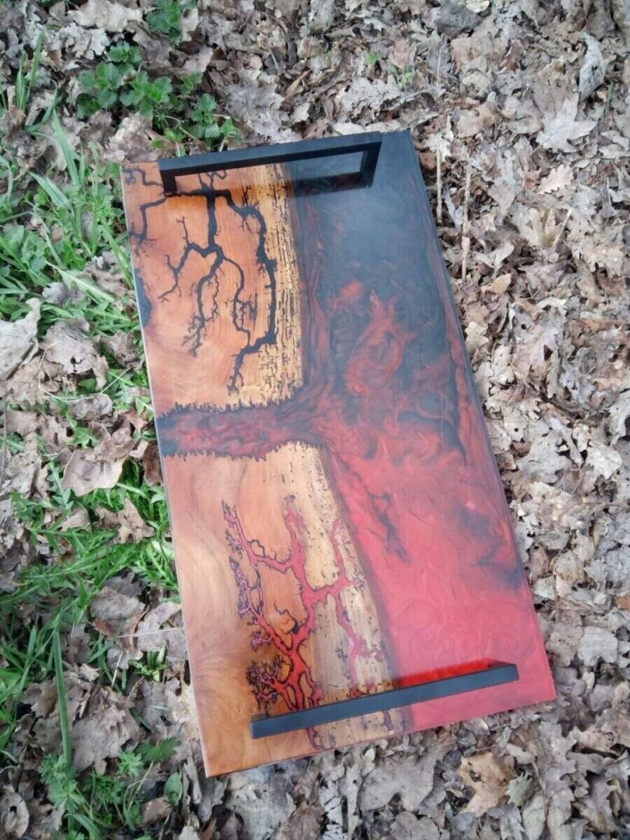 Plateau de Service Artisanat en Vieux Noyer, Résine Époxy Rouge & Gravure Lichtenberg – vue d’ensemble