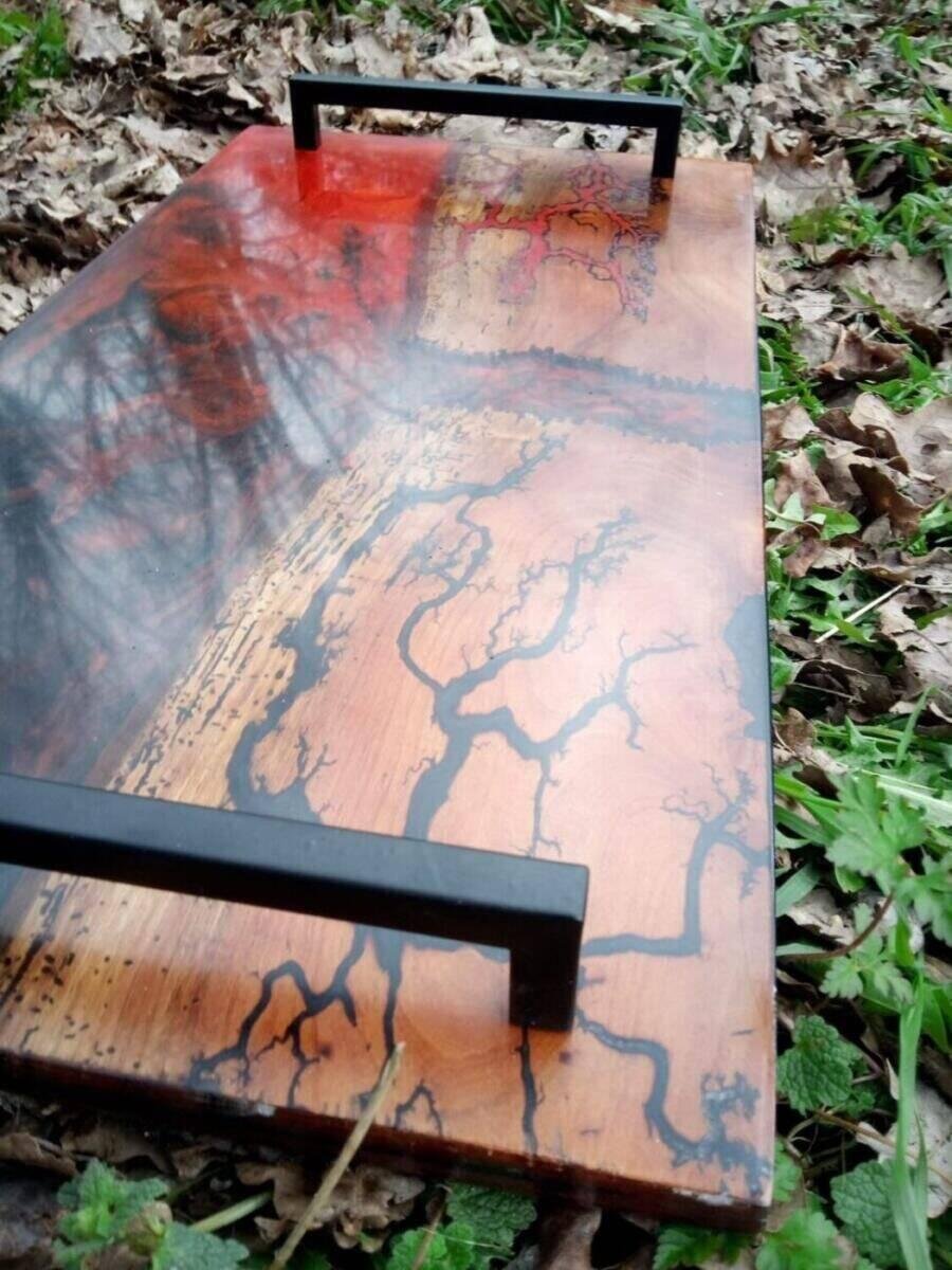 Plateau de Service Artisanat en Vieux Noyer, Résine Époxy Rouge & Gravure Lichtenberg – gros plan sur la finition