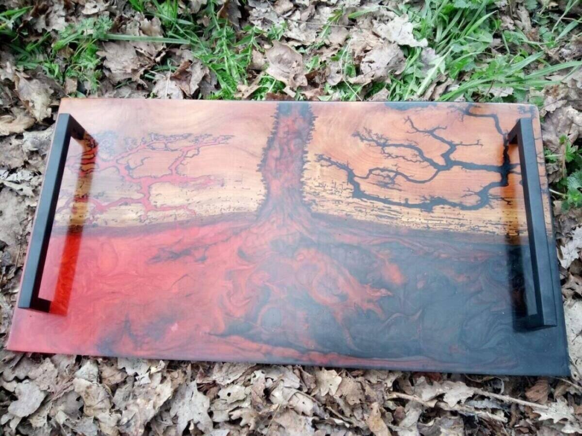 Plateau de Service Artisanat en Vieux Noyer, Résine Époxy Rouge & Gravure Lichtenberg – vue de côté