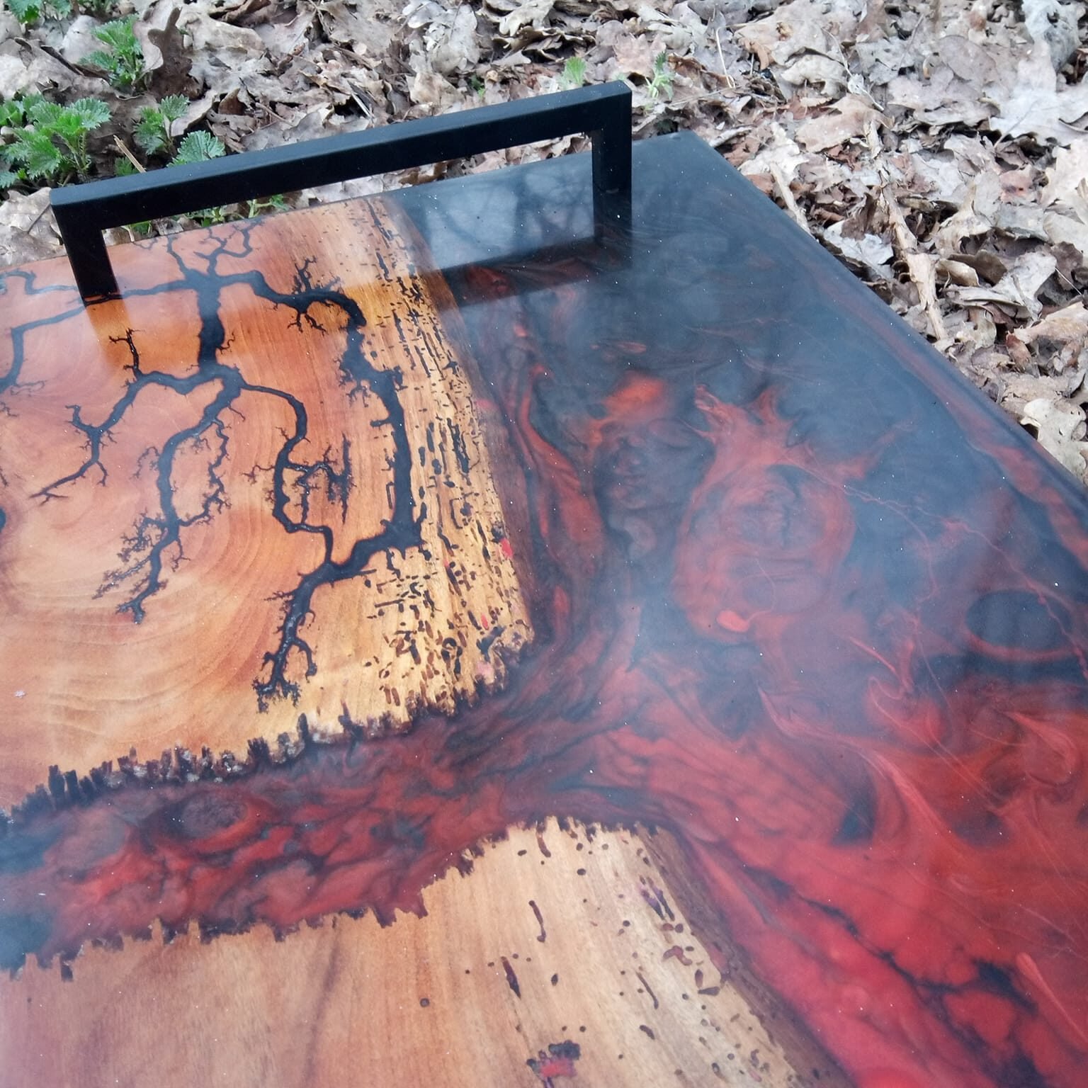 Plateau de Service Artisanat en Vieux Noyer, Résine Époxy Rouge & Gravure Lichtenberg