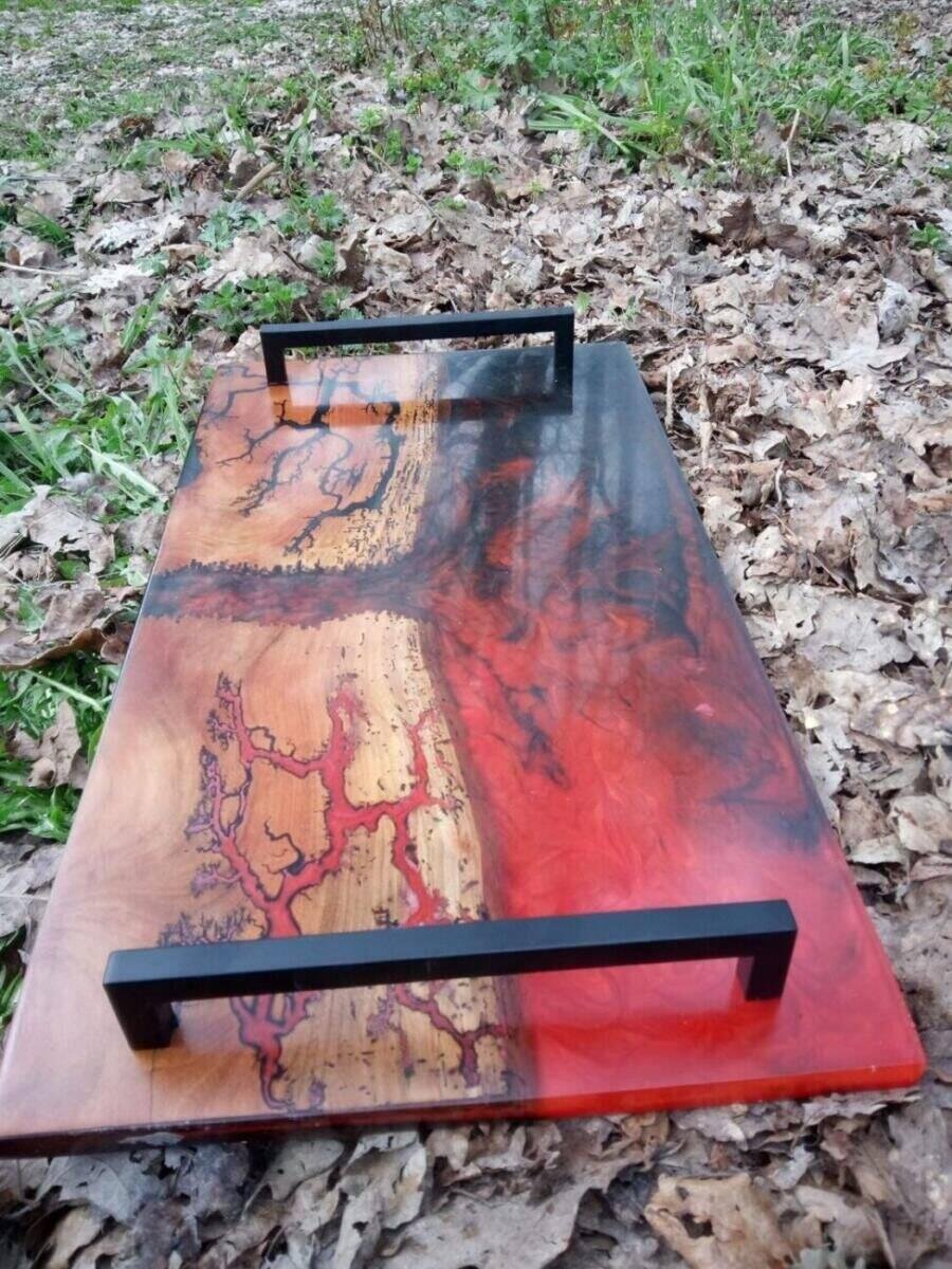 Plateau de Service Artisanat en Vieux Noyer, Résine Époxy Rouge & Gravure Lichtenberg