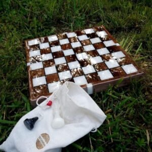 Échiquier en Noyer et Résine Époxy Blanc Fait Main, Pièces Bi-Couleurs