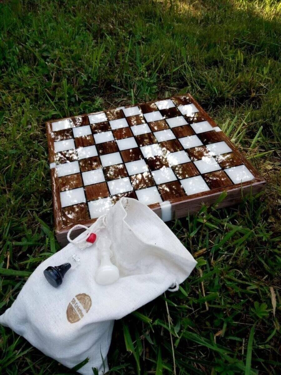 Échiquier en Noyer et Résine Époxy Blanc Fait Main, Pièces Bi-Couleurs
