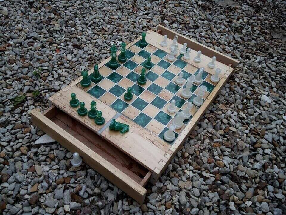 Echiquier d’Art en Orme Massif, Résine Époxy Vert Émeraude & Pièces epoxy – vue de détail