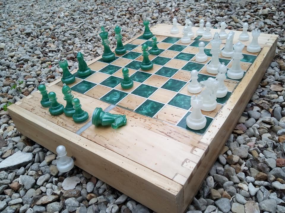 Echiquier d’Art en Orme Massif, Résine Époxy Vert Émeraude & Pièces epoxy – vue d’ensemble