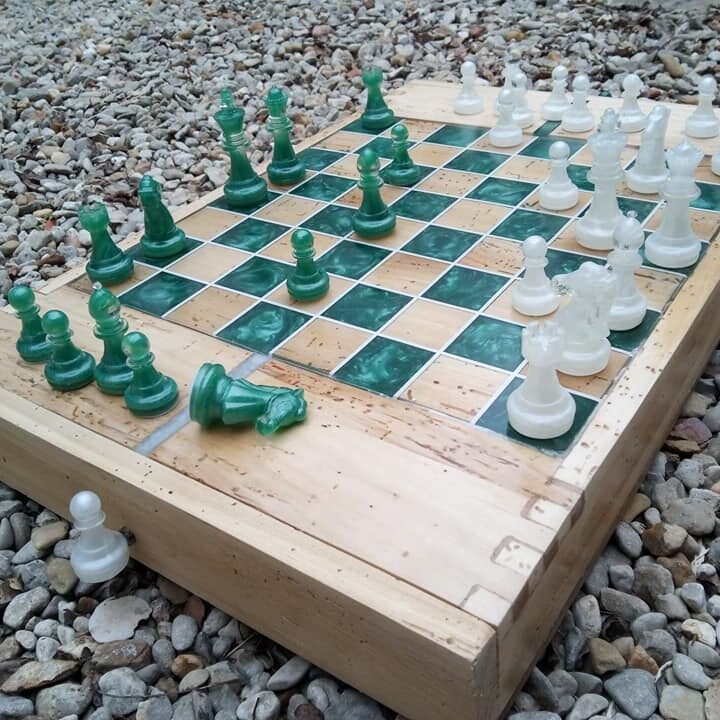 Echiquier d&rsquo;Art en Orme Massif, Résine Époxy Vert Émeraude & Pièces epoxy