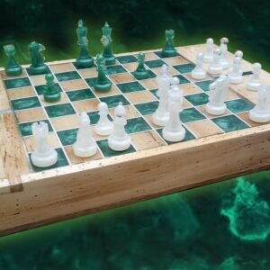 Echiquier d&rsquo;Art en Orme Massif, Résine Époxy Vert Émeraude & Pièces epoxy