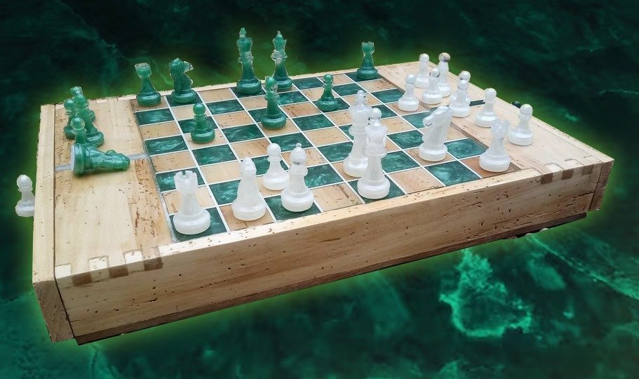 Echiquier d’Art en Orme Massif, Résine Époxy Vert Émeraude & Pièces epoxy