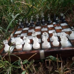 Jeu d’Échecs Fait Main Noyer et Époxy Blanc/Noir (Pions Bicolores, 30×30 cm) – vue de détail