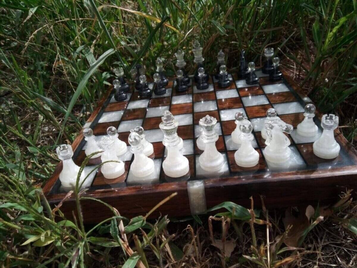 Jeu d’Échecs Fait Main Noyer et Époxy Blanc/Noir (Pions Bicolores, 30×30 cm) – vue de détail
