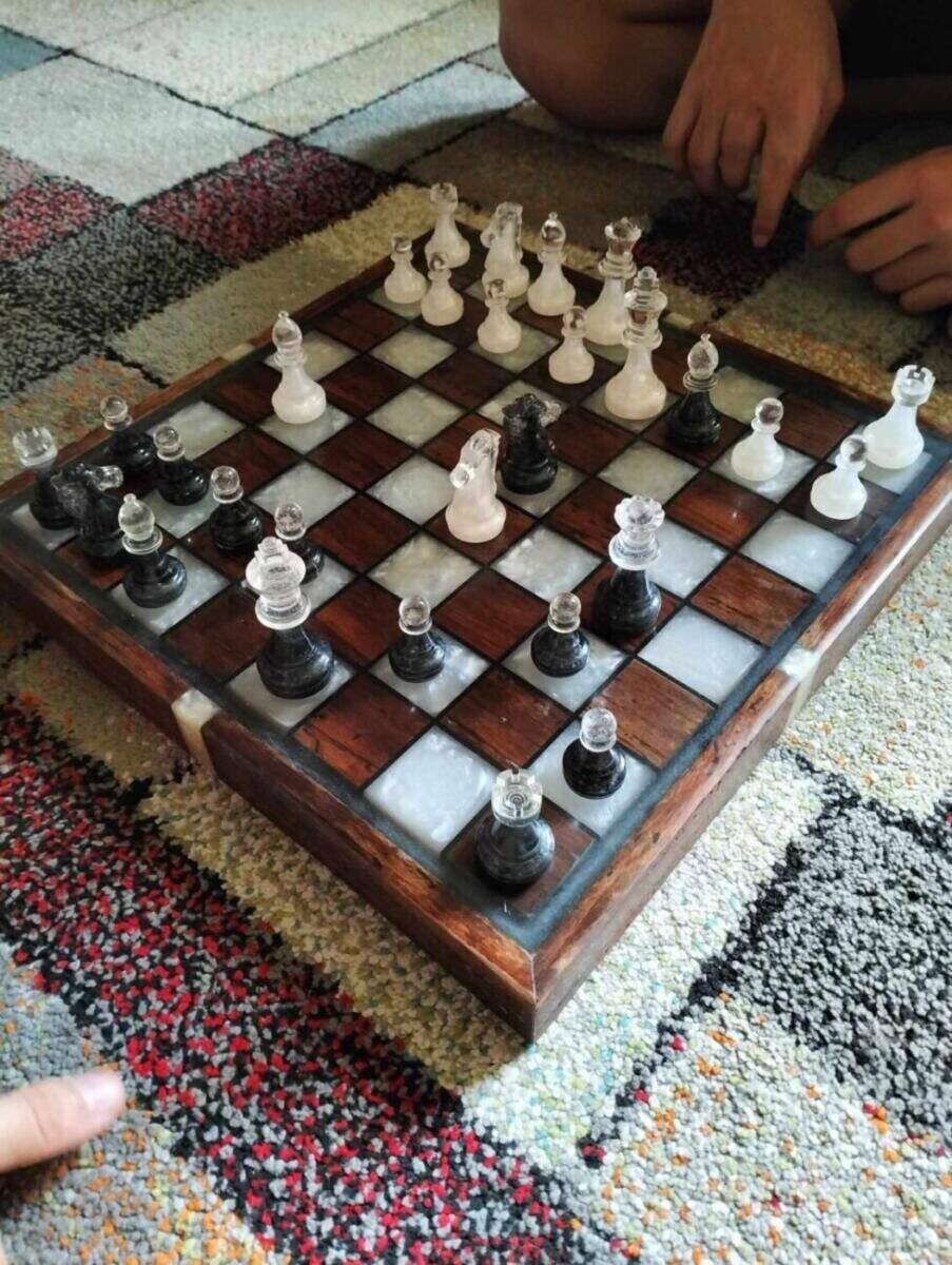Jeu d’Échecs Fait Main Noyer et Époxy Blanc/Noir (Pions Bicolores, 30×30 cm)
