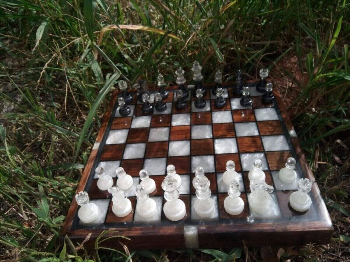 Jeu d’Échecs Fait Main Noyer et Époxy Blanc/Noir (Pions Bicolores, 30×30 cm) – vue d’ensemble