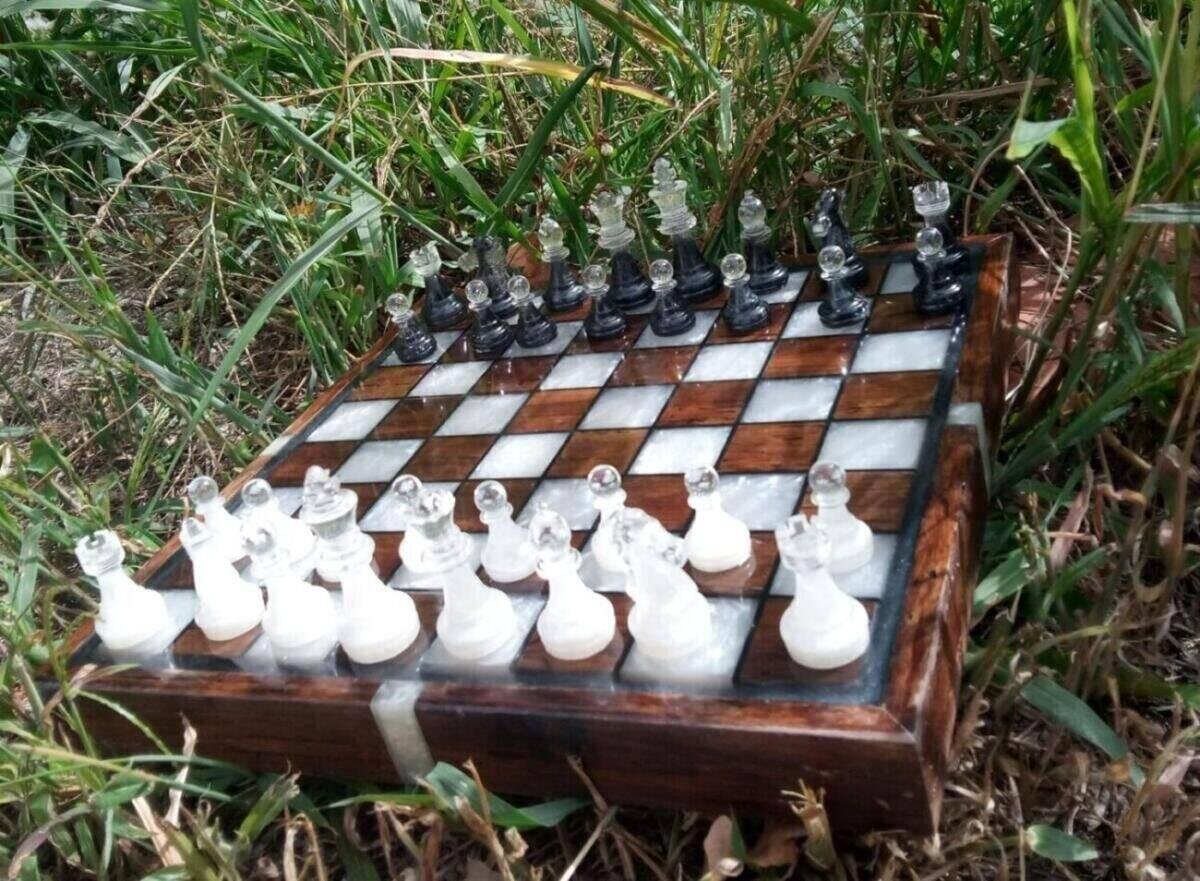 Jeu d’Échecs Fait Main Noyer et Époxy Blanc/Noir (Pions Bicolores, 30×30 cm) – gros plan sur la finition
