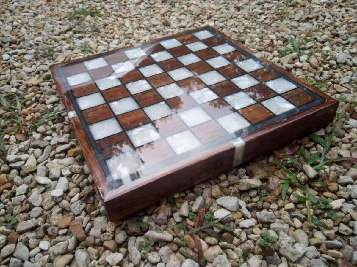 Jeu d’Échecs Fait Main Noyer et Époxy Blanc/Noir (Pions Bicolores, 30×30 cm) – vue de côté