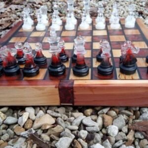 Échiquier en Orme Fait Main, Époxy Rouge et Noir – vue de détail