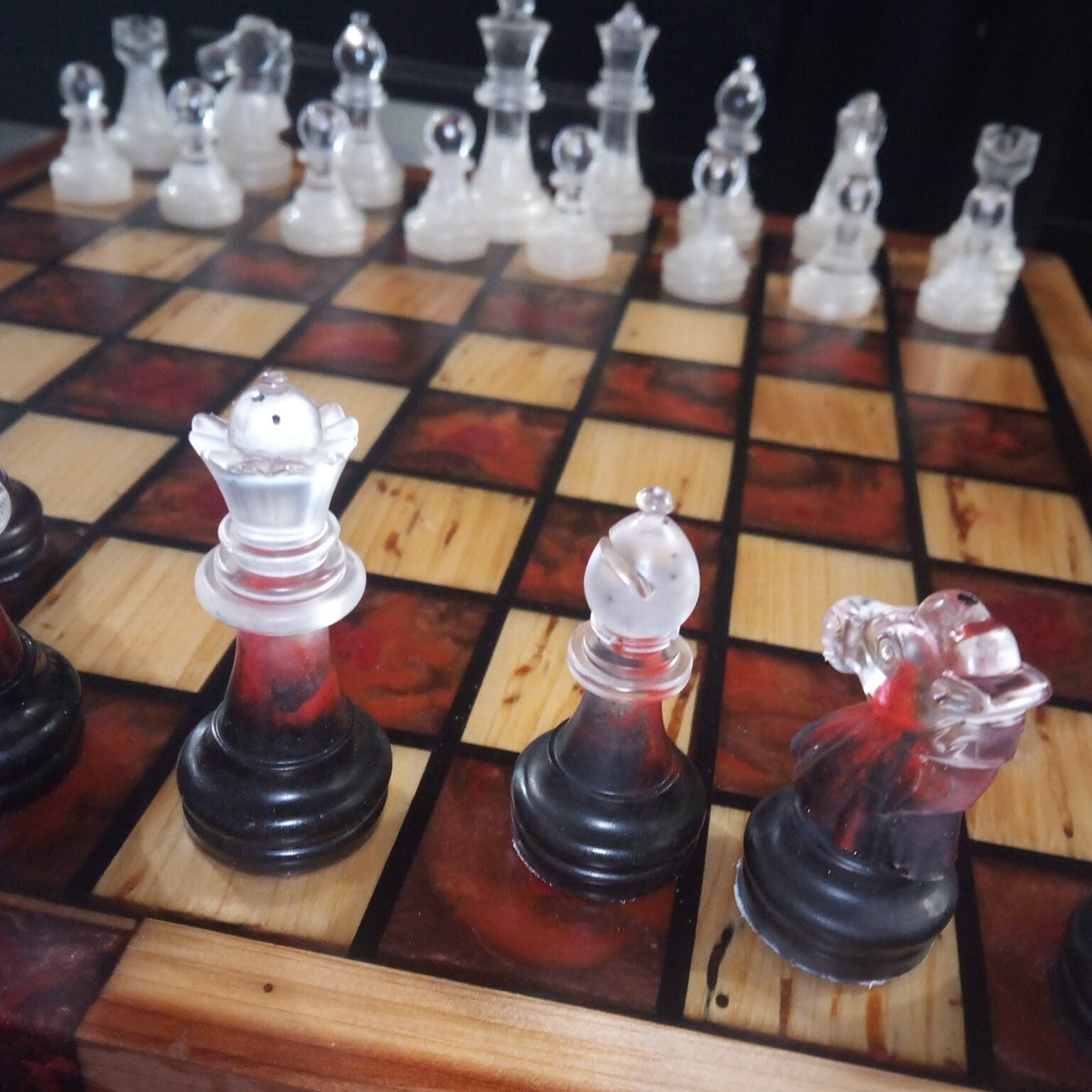 Échiquier en Orme Fait Main, Époxy Rouge et Noir