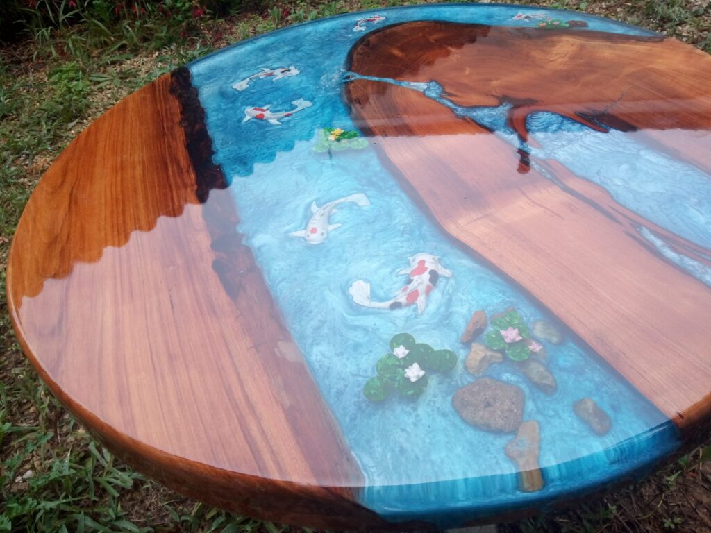 table-basse-merisier-epoxy-koi