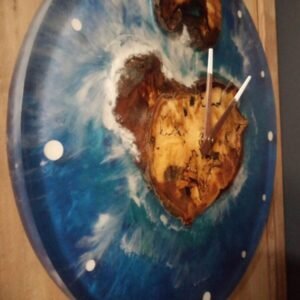 Horloge Murale Île en Hêtre Échauffé & Époxy 3D (35 cm) – vue de détail