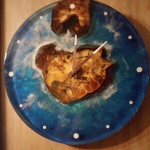 Horloge Murale Île en Hêtre Échauffé & Époxy 3D (35 cm)