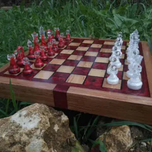 jeu d’échecs bois et époxy artisanal époxy rouge noir