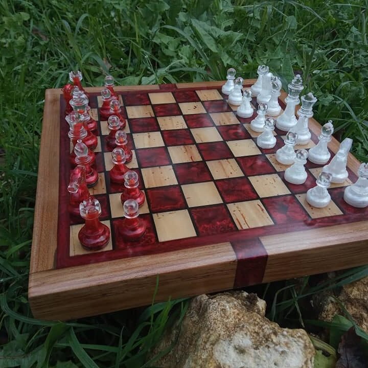 Échiquier Design en Orme Massif et Résine Époxy Rouge & Noire